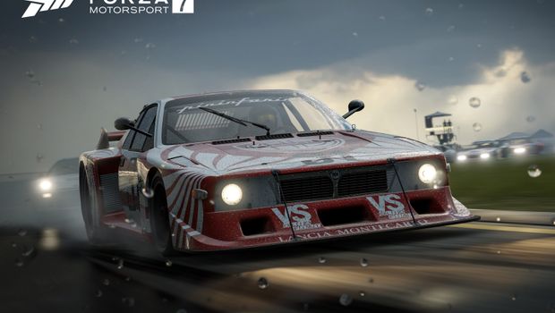 A car is driving in foggy weather in Forza Motorsport 7