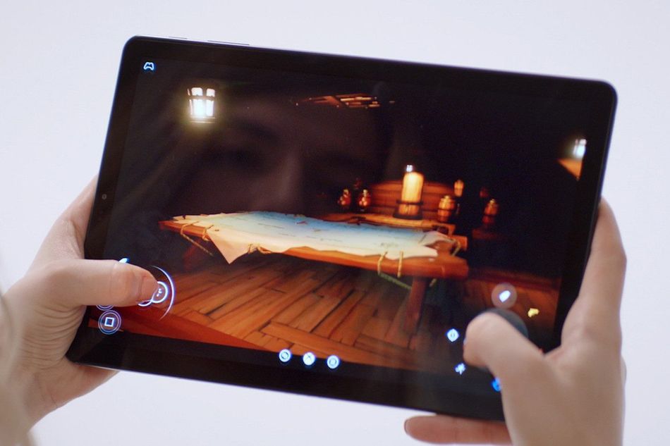 Picture of a player using xCloud on a tablet