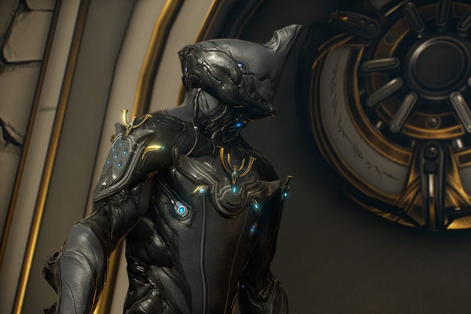 Some Tenno in a warframe is looking at something that looks like a clock but isn't one