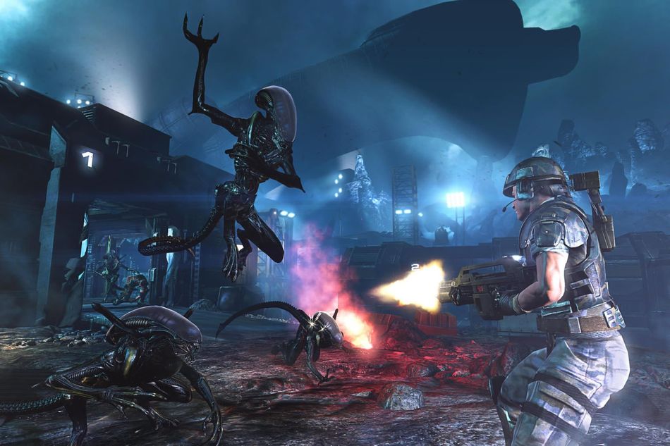 Aliens attacking a soldier in Aliens: Colonial Marines