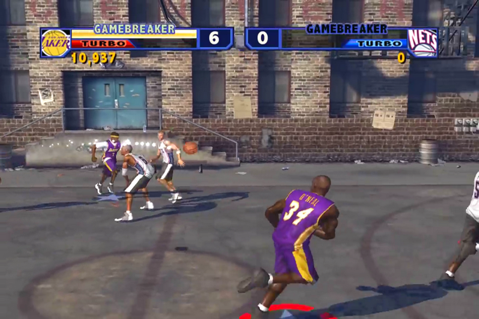 Shaquille O'Neal receiving a pass in NBA Street Vol. 2.