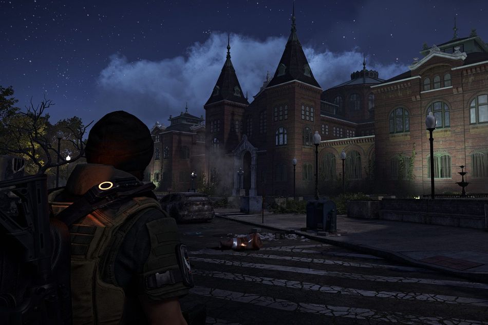 Picture of an agent looking at a building in The Division 2