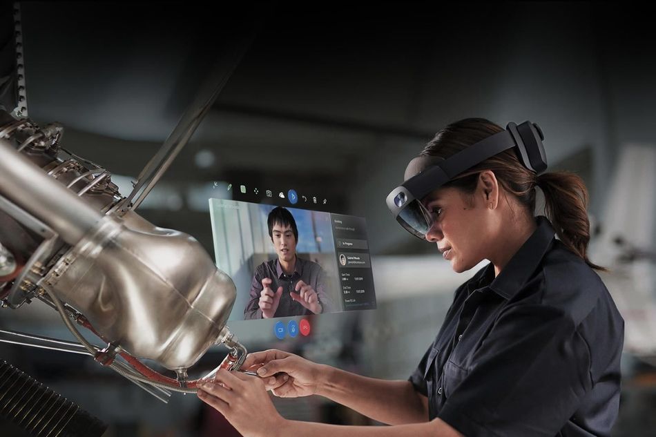 Industry worker usiing MIcrosoft HoloLens 2