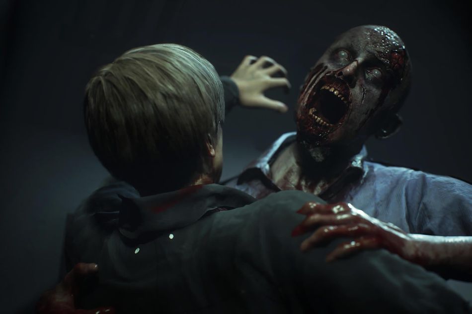 Leon, one of Resident Evil 2 protagonists, fighting a zombie