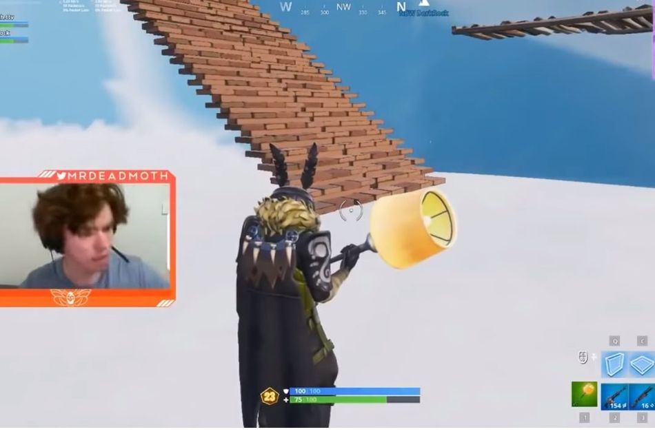 picture showing twitch streamer playing Fortnite